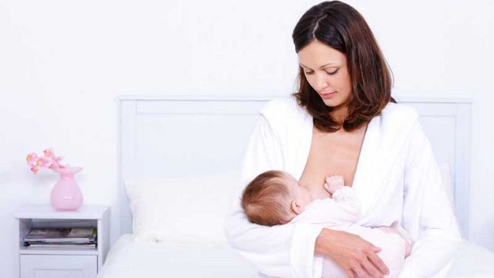Прикладывать ребенка к груди